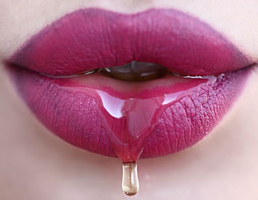 Ini Risikonya Jika Sering Pakai Air Liur untuk Pelumas Seks