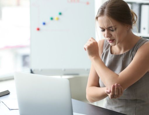 Tersetrum Saat Bersentuhan, Apa Penyebabnya?