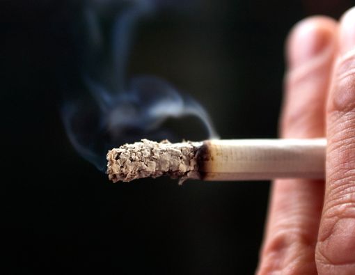 Ini Bahayanya Jika Abu Rokok Kena Mata