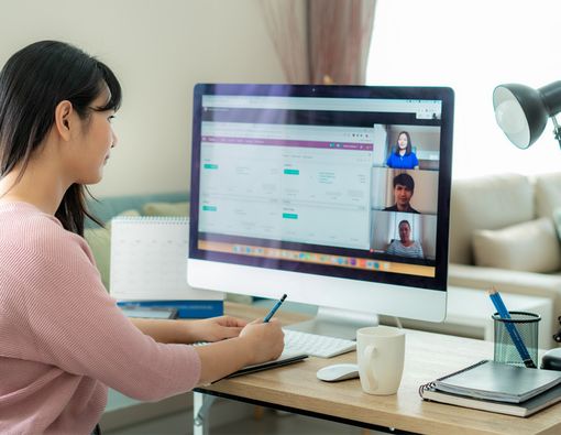 Duduk Bekerja Seharian Menyebabkan 3K (Kram,Kebas,Kesemutan) Saat Malam, Atasi dengan Ini