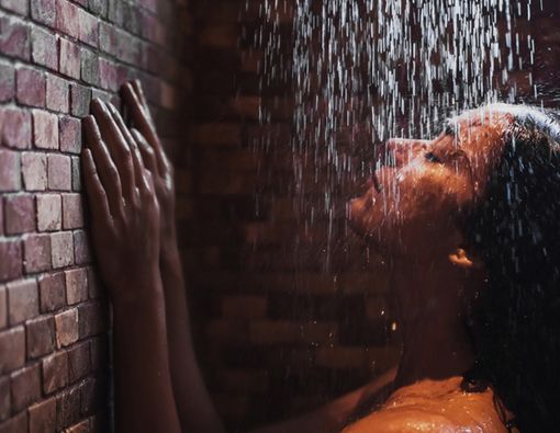 Mandi Malam Hari, Harus Pakai Air Hangat atau Dingin?