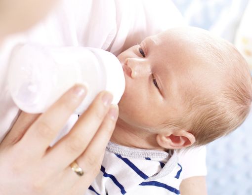 Ibu Tidak Bisa Memberikan ASI, Pilih Donor ASI atau Susu Formula?