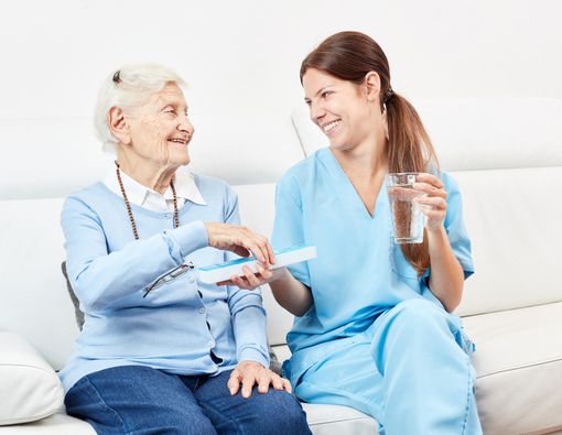 5 Cara Meyakinkan Orang Tua untuk Pakai Popok Dewasa