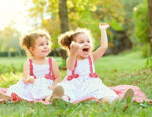 Apakah Penyakit Anak Kembar Selalu Sama?