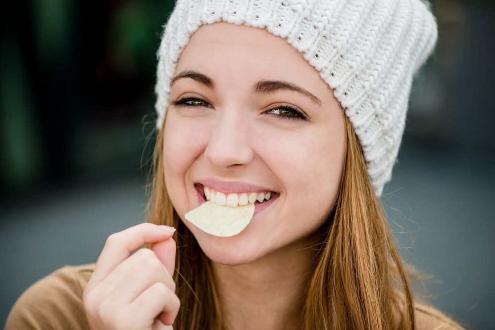 Awas, Sering Makan Keripik Pedas Bikin Sakit Perut