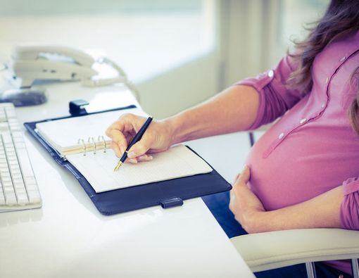 Atasi Kaki Bengkak pada Ibu Hamil Saat di Kantor