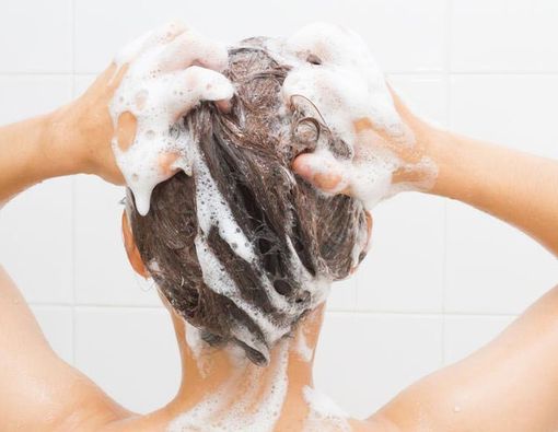 Air Hangat atau Air Dingin, yang Terbaik untuk Keramas?