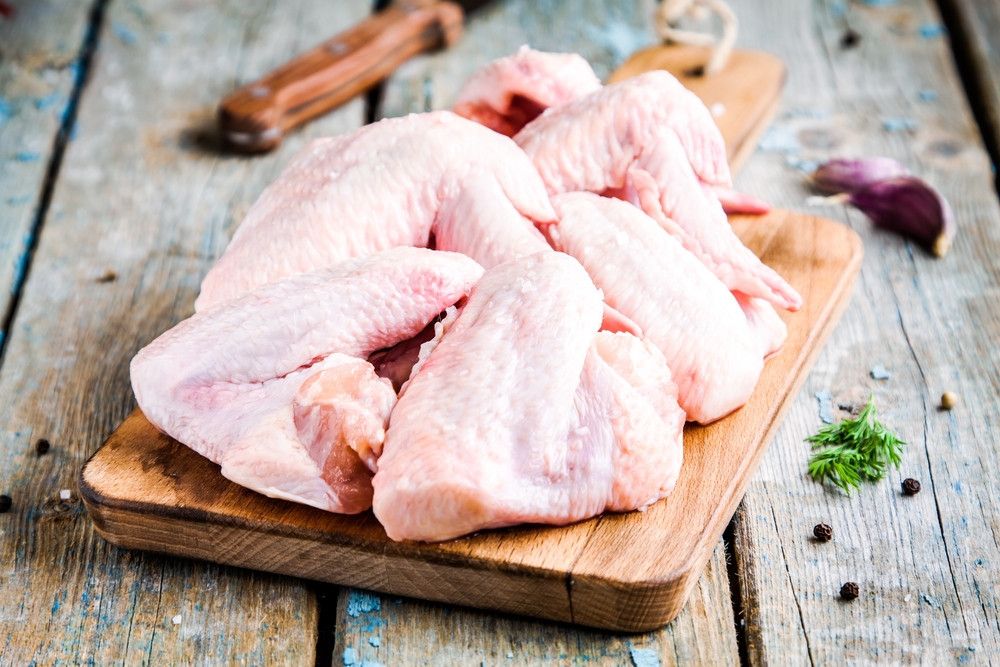 Kenapa Daging Ayam Harus Dimasak Sampai Matang? (Ekaterina Kondratova/Shutterstock)