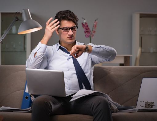 Awas, Gila Kerja Bisa Picu Serangan Jantung!