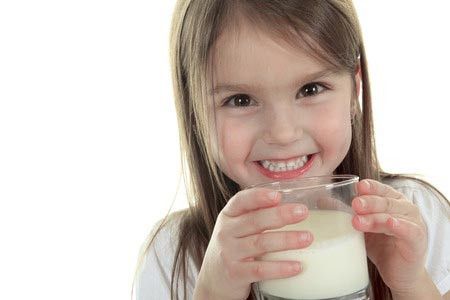 Benarkah Susu Dapat Merusak Gigi Anak?