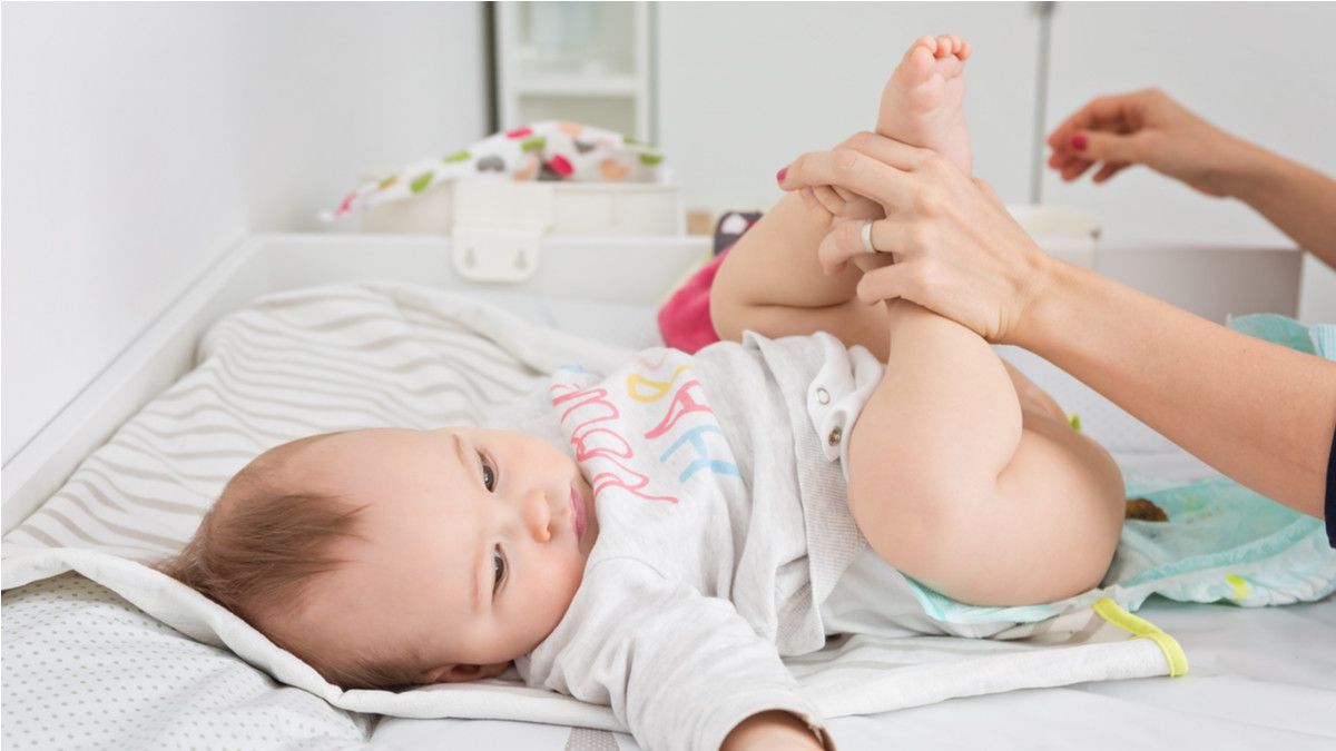 Penyebab BAB Bayi Berbusa yang Perlu Bunda Tahu