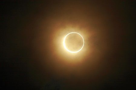 Cara Aman Melihat Gerhana Matahari Cincin