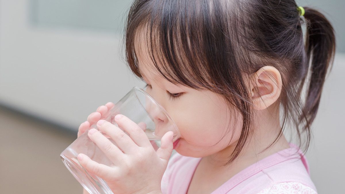 Cara Agar Anak Minum Air Putih Lebih Banyak
