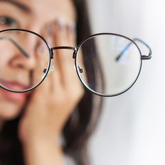 8 Ciri Kacamata Tidak Cocok dan Harus Segera Diganti