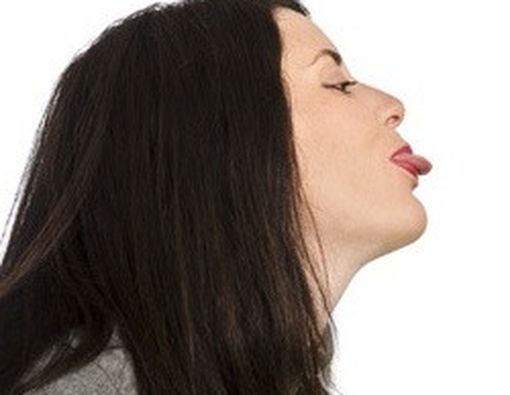 Menjulurkan Lidah, Gigi Bisa Tonggos?