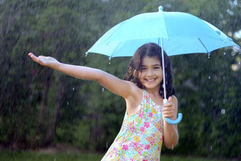 5 Alasan Hujan-hujanan Baik untuk Si Kecil