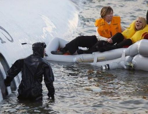Cara Bertahan Hidup Saat Pesawat Mendarat Darurat di Air
