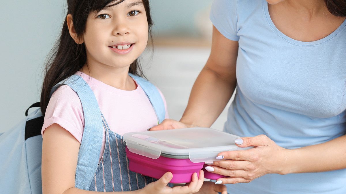 Manfaat Membawakan Bekal Sekolah untuk Anak