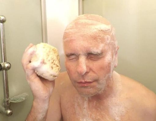 Alasan Orang dengan Kepala Botak Perlu Keramas