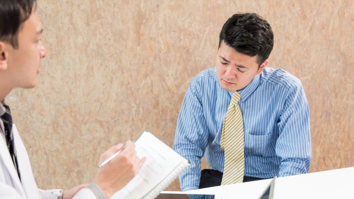 Ilustrasi Pria Berkonsultasi dengan Dokter Terkait Psikosomatis di Tengah Pandemi COVID-19