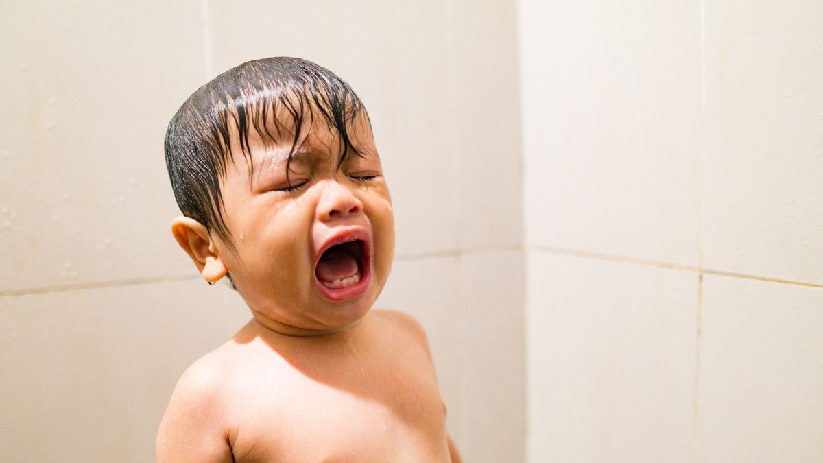 10 Cara Mengatasi Anak yang Tidak Mau Mandi