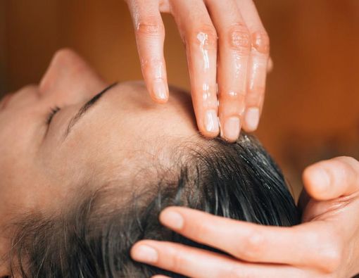 12 Manfaat Minyak Kelapa untuk Kesehatan Rambut Kamu