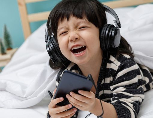 Anak Sering Dengar Lagu Dewasa, Apa Efeknya?