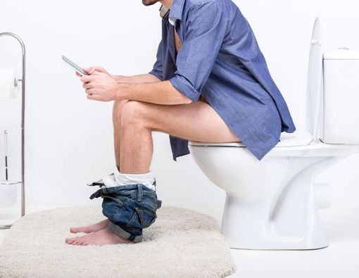 Hindari Membawa HP ke Kamar Mandi, Ini Alasannya