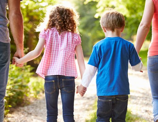 7 Cara Mengajari Anak Laki-Laki untuk Menghargai Perempuan