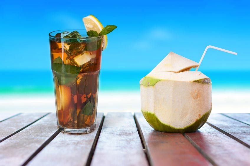 Pilih Air Kelapa atau Teh Manis untuk Berbuka?