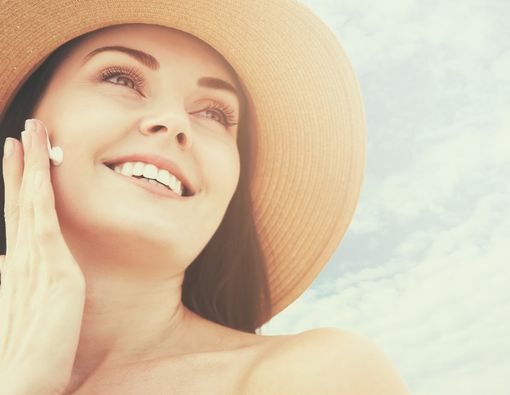 Tips Mengaplikasikan Ulang Tabir Surya Tanpa Merusak Makeup