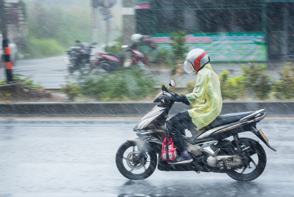 Pengendara Motor Rentan Kena Hipotermia Saat Musim Hujan