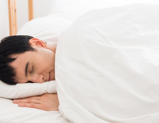 Ini Dia Posisi Tidur Terbaik agar Anda Bebas dari Mengorok