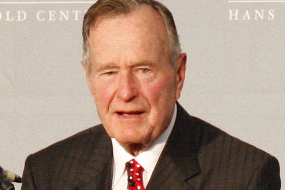 George H. W. Bush Masuk Rumah Sakit Usai Pemakaman Istri