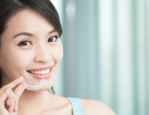 Merapikan Gigi dengan Invisalign atau Kawat Gigi, Ini Bedanya!