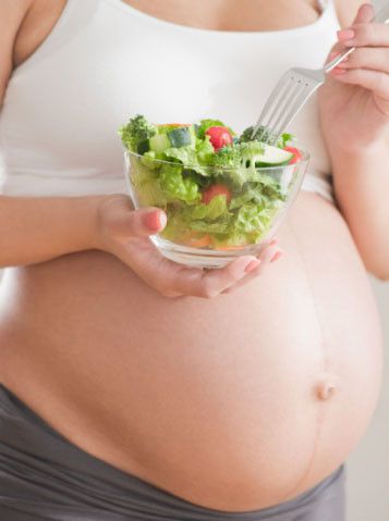 10 Mitos Kehamilan Terkait Makanan