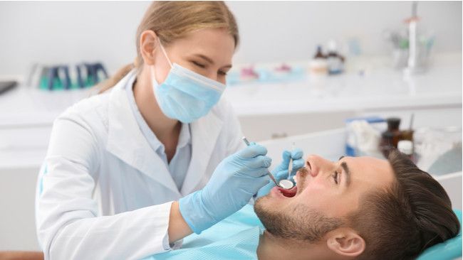 Inilah Penyebab Gigi Goyang yang Jarang Disadari (Pixel Shot/Shutterstock)