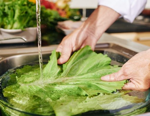 Benarkah Air Rendaman Selada Bikin Cepat Tidur?