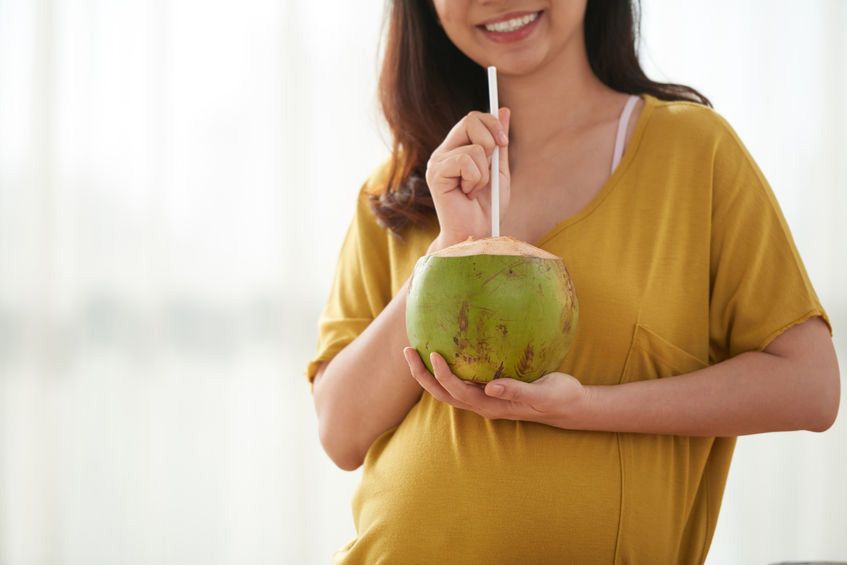 Minum Air Kelapa Saat Hamil Bikin Bayi Putih, Benarkah?