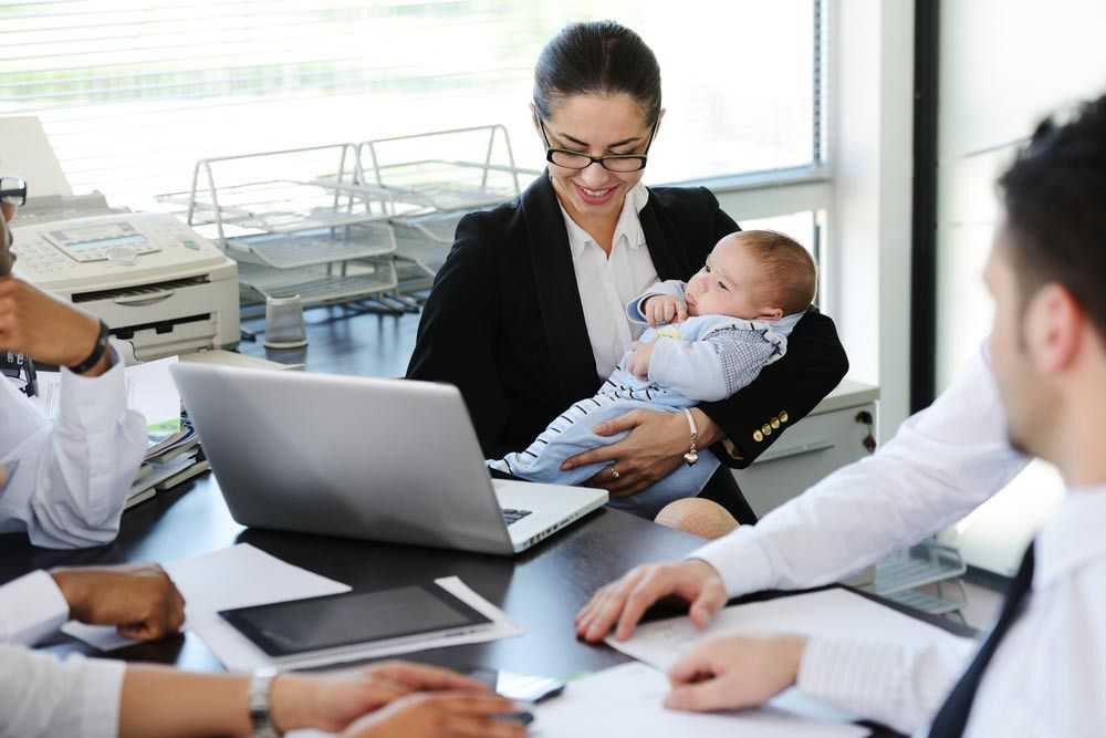 Mengapa Wanita Mau Menjadi Tulang Punggung Keluarga?