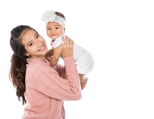 Benarkah Sering Digendong Bikin Bayi 'Bau Tangan'?