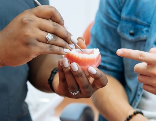 Mengenal Dokter Gigi Spesialis Periodonti, Apa Tugasnya?