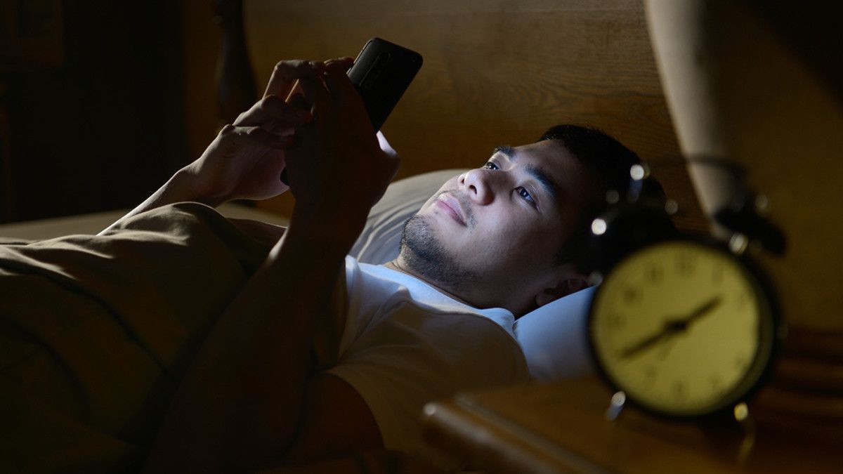 Kecanduan Ponsel? Hati-Hati Serangan Sleep Texting
