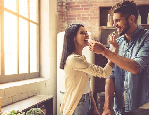Selain Bercinta, Ini Cara Menambah Keintiman dengan Pasangan
