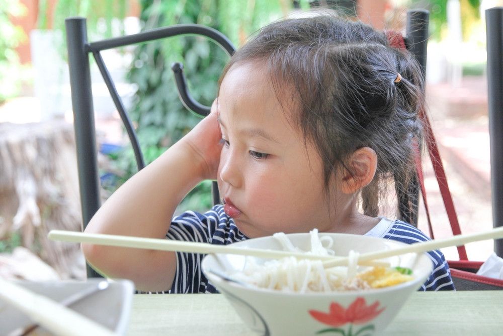 Anak Mengemut Makanan, Bagaimana Solusinya?