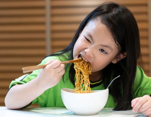 Dampak Kesehatan Jika Anak Konsumsi Mi Instan Berlebihan