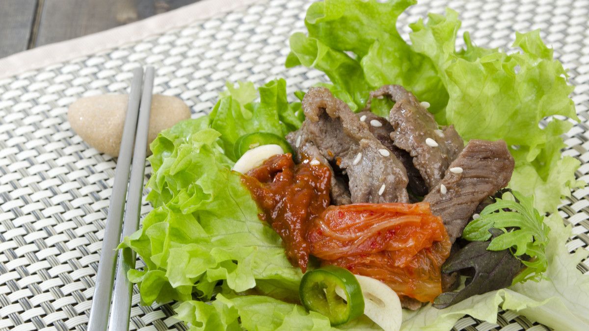 Makan Daging Pakai Daun Selada, Ada Manfaatnya atau Tidak?