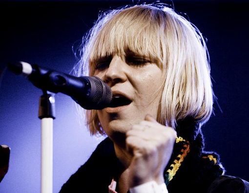 Penyanyi Sia Terkena Sindrom Ehlers Danlos, Penyakit Apa Itu?