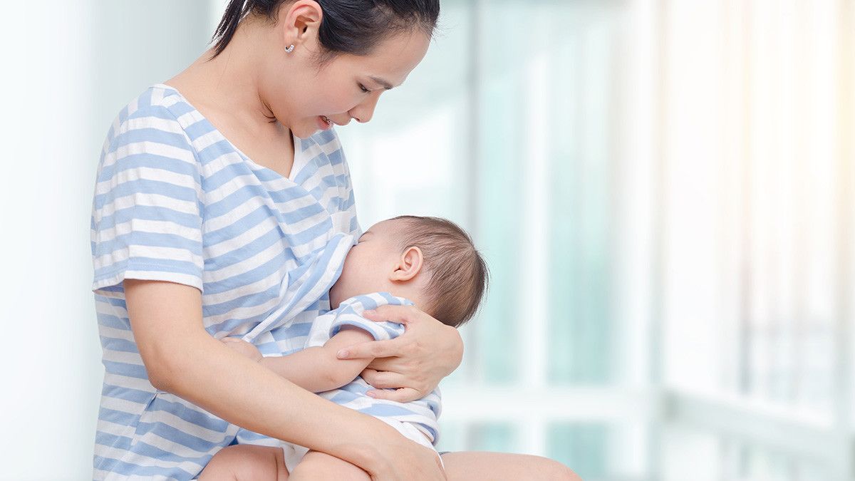 Tips Menyusui saat Bayi Sedang Pilek