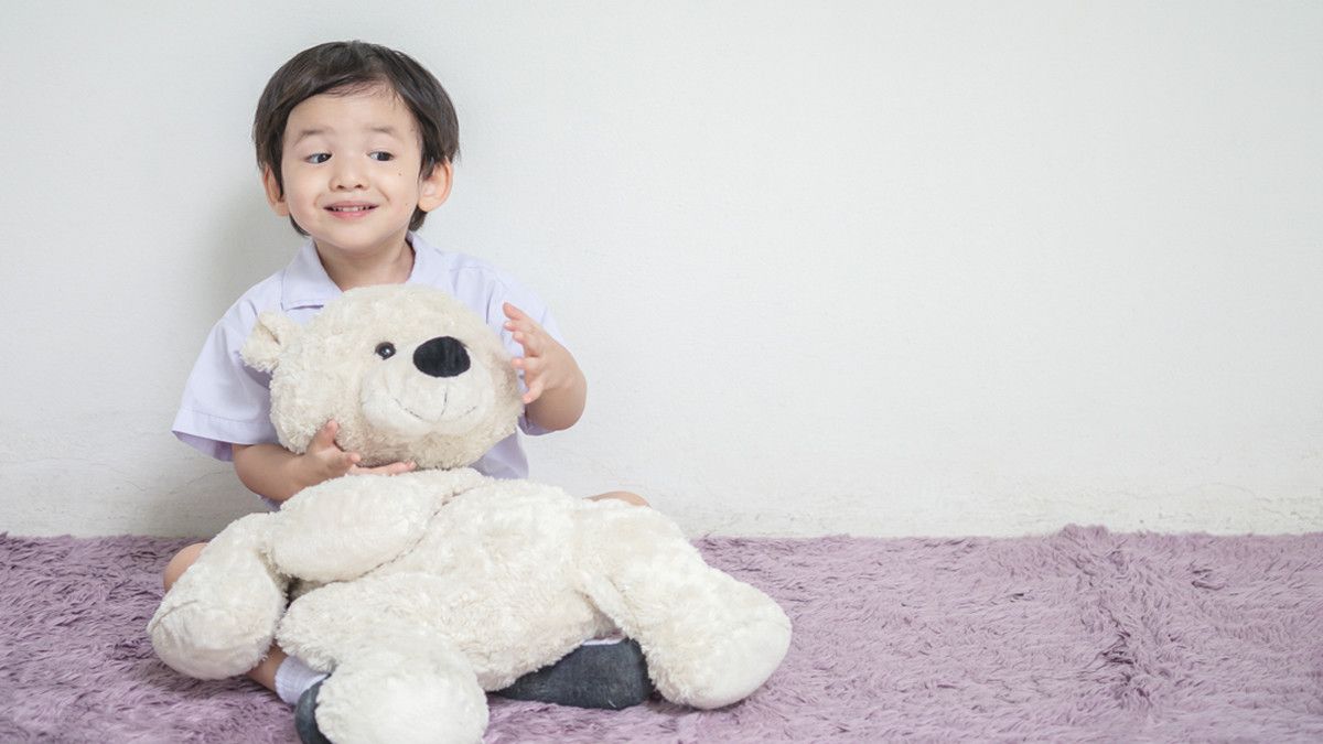 Anak Laki-Laki sedang Main Boneka